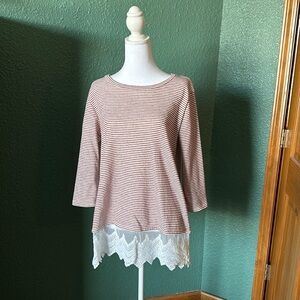 Blu Pepper tunic 3/4 sleeve 
Size L
Color Red and white